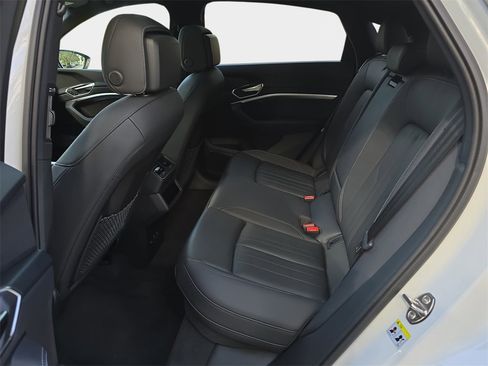 Used 2024 Audi Q8 e-tron Premium Plus image 12