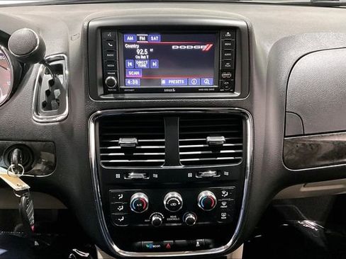 Used 2018 Dodge Grand Caravan SE w/ UConnect Hands-Free Group image 15