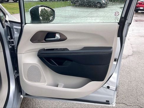 Used 2023 Chrysler Voyager LX FWD image 23