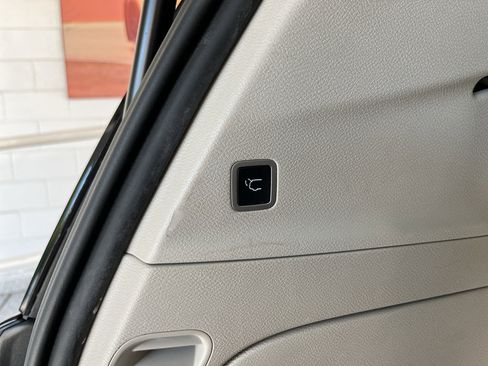 Used 2020 Chrysler Voyager Lxi FWD image 8