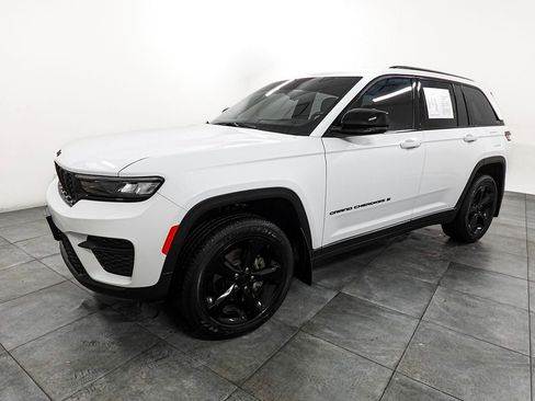 Used 2022 Jeep Grand Cherokee Altitude image 3