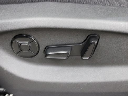 New 2026 Volkswagen Tiguan SE R-Line FWD image 18