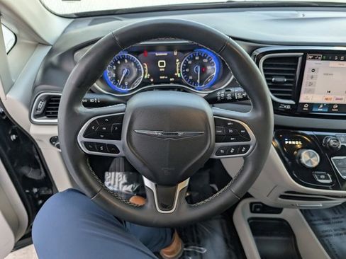 Used 2024 Chrysler Pacifica Touring-L image 10