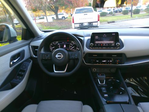 Used 2023 Nissan Rogue SV image 31