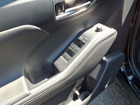 Used 2023 Toyota Highlander XLE AWD/4WD image 16