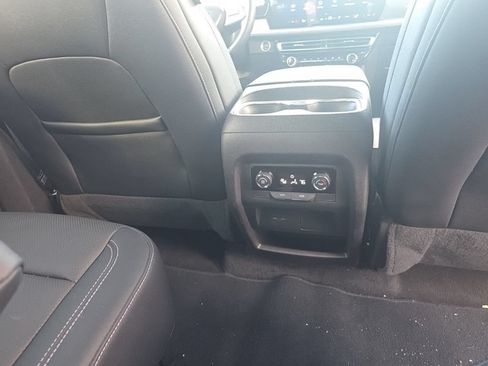 Used 2025 Chevrolet Traverse LT FWD image 24