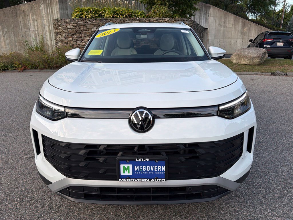 Used 2025 Volkswagen Tiguan SE w/ Panoramic Sunroof Package AWD/4WD image 10