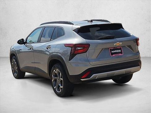 Used 2025 Chevrolet Trax LT FWD image 8