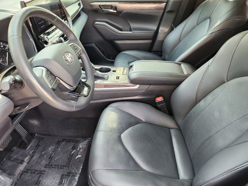 Used 2021 Toyota Highlander Limited FWD image 5