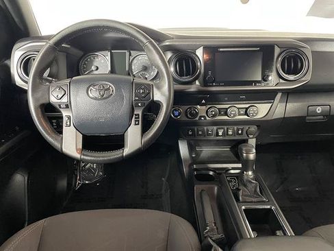 Used 2019 Toyota Tacoma TRD Sport w/ Technology Package AWD/4WD image 12