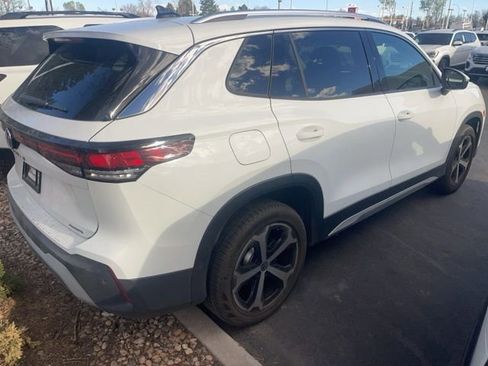 Used 2025 Volkswagen Tiguan SE image 2