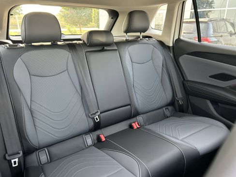 New 2025 Volkswagen Tiguan SE image 9