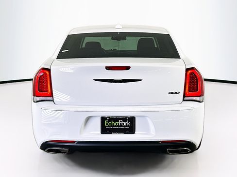 Used 2022 Chrysler 300 Touring w/ Sport Appearance Package image 7