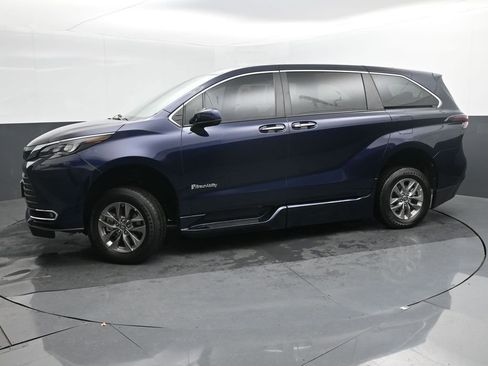 Used 2024 Toyota Sienna XLE image 2
