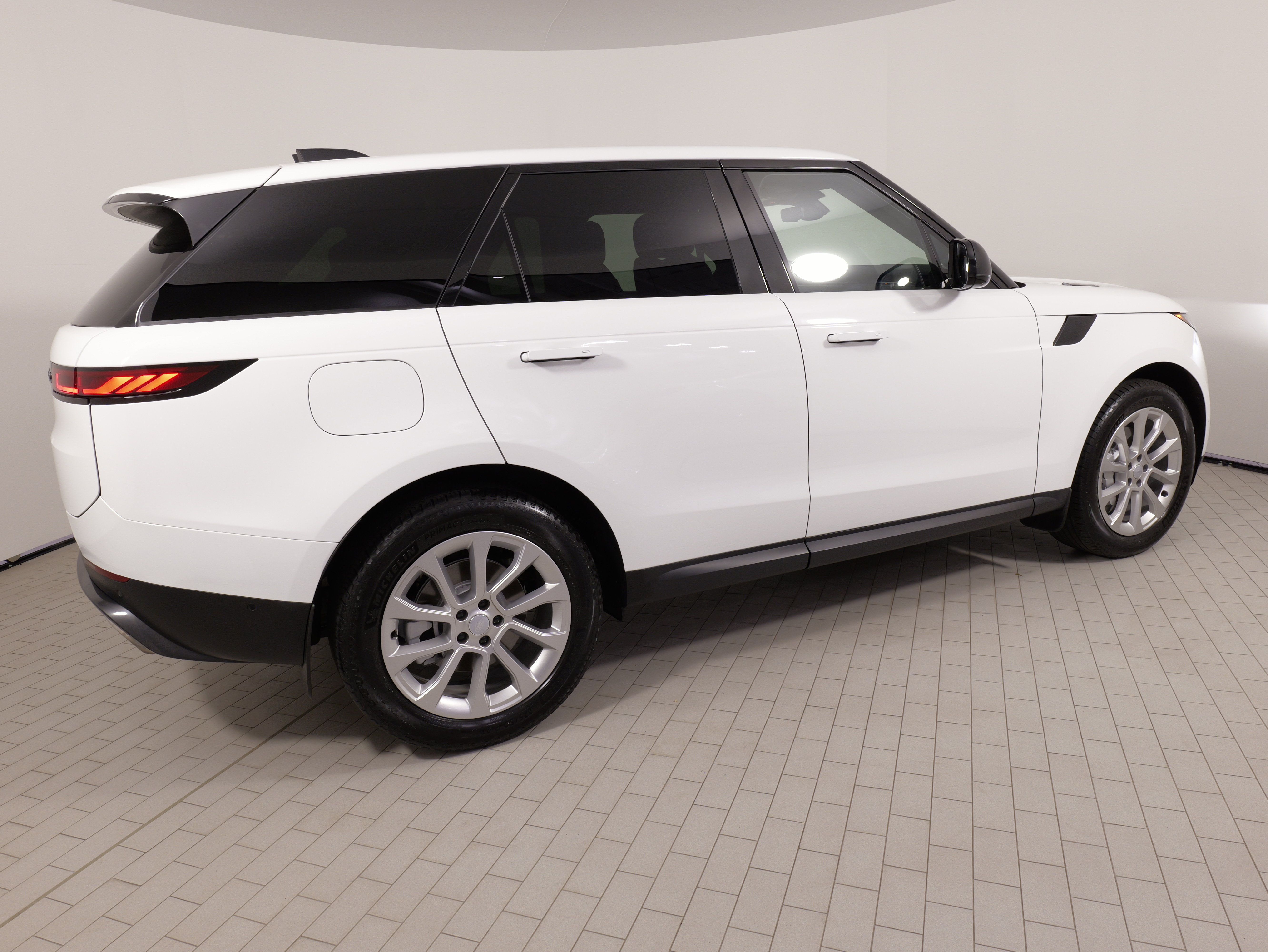 Used 2024 Land Rover Range Rover Sport SE AWD/4WD image 9