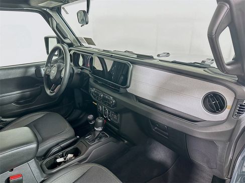Used 2025 Jeep Gladiator Sport image 32
