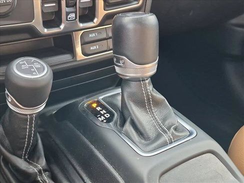 Used 2022 Jeep Wrangler Unlimited Sahara w/ Cold Weather Group AWD/4WD image 11