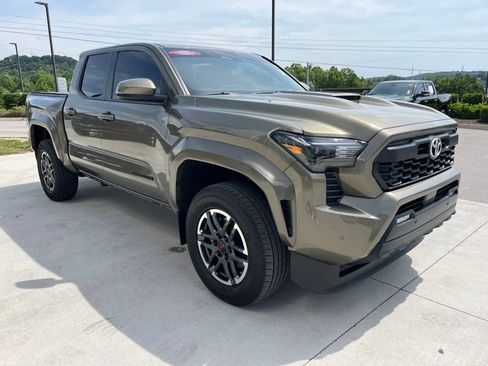 Used 2024 Toyota Tacoma TRD Sport w/ TRD Sport Upgrade Package AWD/4WD image 32