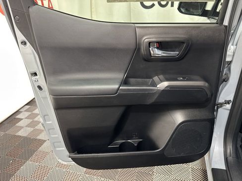 Used 2019 Toyota Tacoma TRD Sport image 18