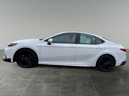 Used 2025 Toyota Camry SE image 4