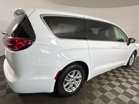 Used 2024 Chrysler Pacifica Touring-L FWD image 2