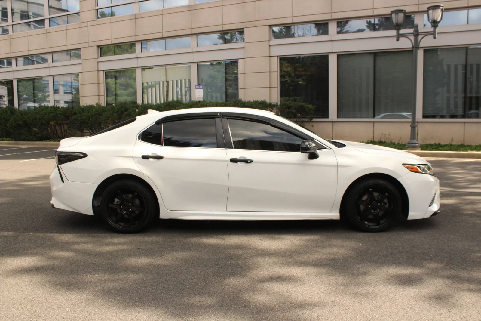 Used 2019 Toyota Camry SE FWD image 6