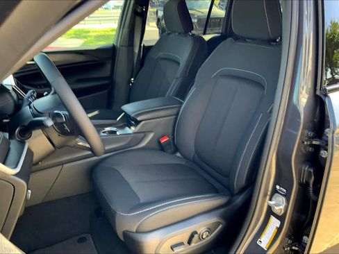 New 2025 Jeep Grand Cherokee Laredo image 9