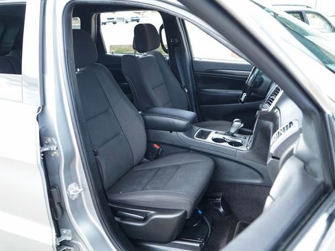 Used 2018 Jeep Grand Cherokee Laredo image 32