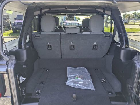 Used 2025 Jeep Wrangler Unlimited Sahara AWD/4WD image 12