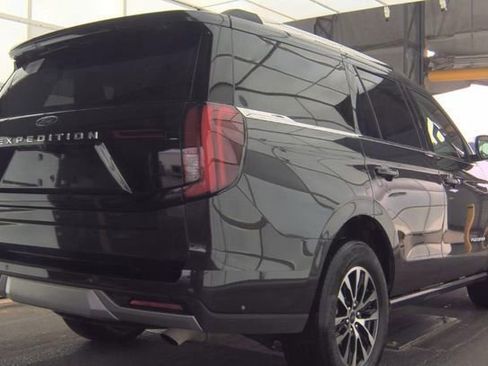 Certified 2025 Ford Expedition Platinum image 3