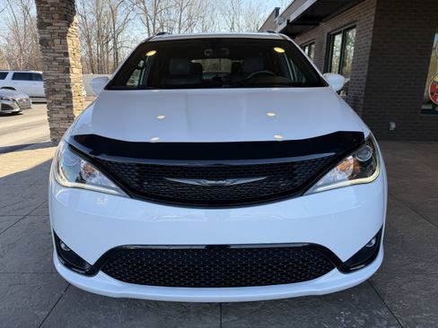 Used 2019 Chrysler Pacifica Touring-L w/ S Appearance Package image 3