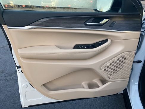 New 2025 Jeep Grand Cherokee Limited image 9