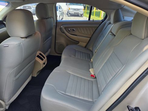 Used 2018 Ford Taurus SE FWD image 14