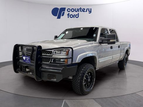 Used 2005 Chevrolet Silverado 2500 LS w/ Heavy-Duty Power Package image 2