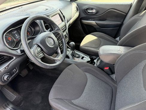 Used 2019 Jeep Cherokee Latitude w/ Popular Appearance Group image 11