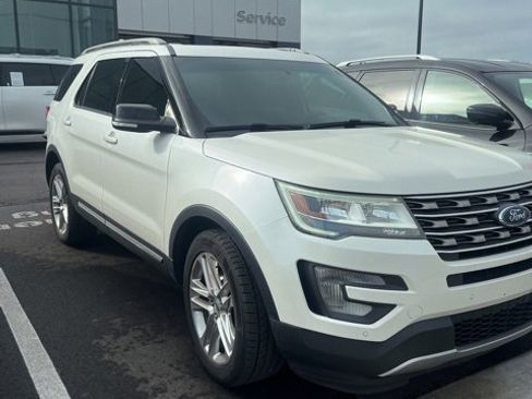 Used 2017 Ford Explorer XLT w/ Equipment Group 202A image 3