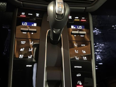 Used 2024 Porsche Macan AWD/4WD image 26