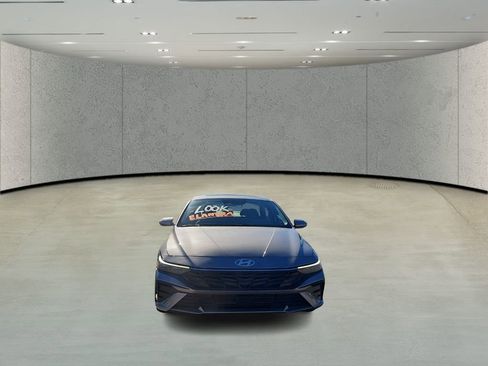 Used 2025 Hyundai Elantra SEL image 2
