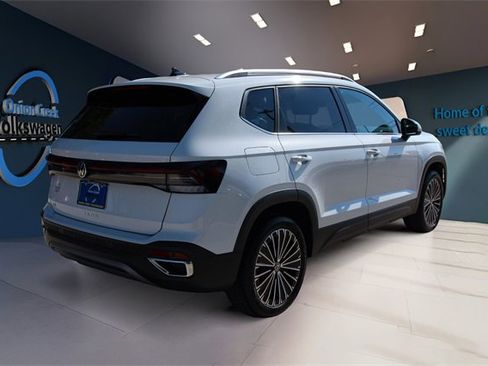 Certified 2025 Volkswagen Taos SE image 5
