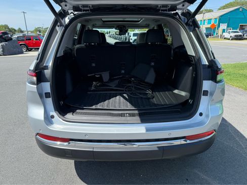 Used 2023 Jeep Grand Cherokee 4WD 4xe image 8