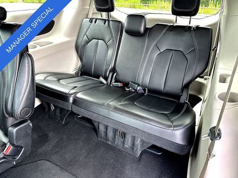 Used 2024 Chrysler Pacifica Touring-L FWD image 19