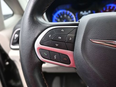 Used 2018 Chrysler Pacifica Touring-L image 20