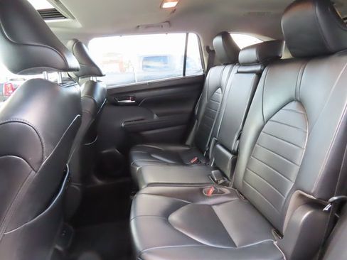 Used 2020 Toyota Highlander XLE image 22