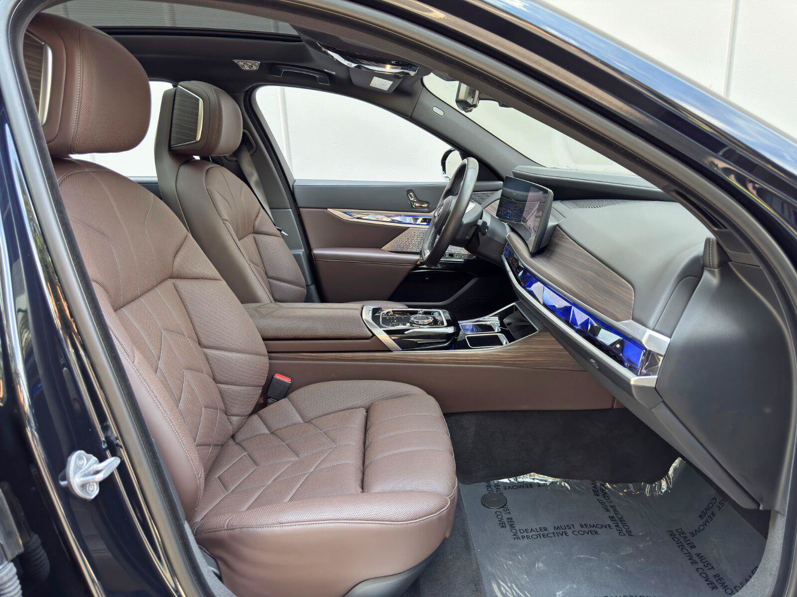 Used 2023 BMW i7 xDrive60 w/ Executive Package 2 AWD/4WD image 16