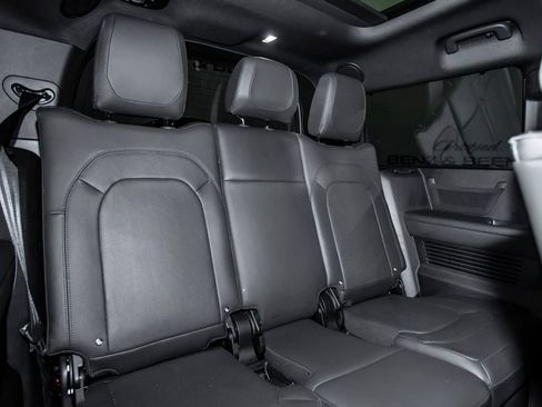 Used 2024 Land Rover Defender 130 X-Dynamic SE AWD/4WD image 17