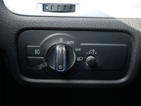 Used 2013 Volkswagen Touareg VR6 image 28