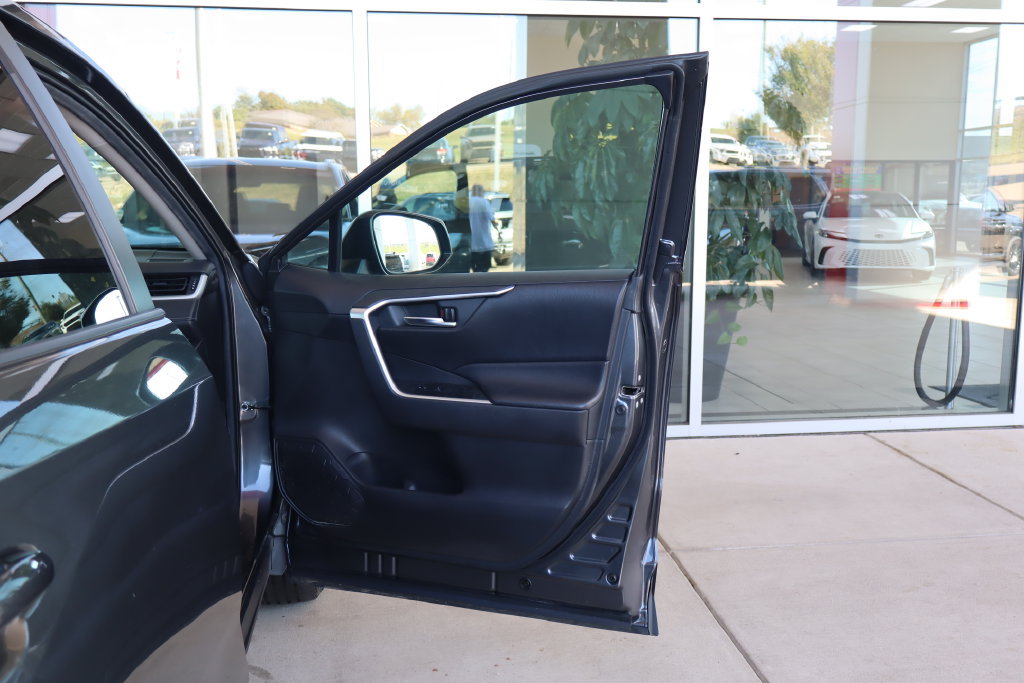 Used 2020 Toyota RAV4 XLE FWD image 40