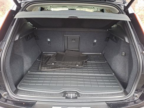 Certified 2023 Volvo XC40 B5 Plus w/ Climate Package image 28