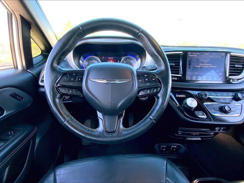 Used 2020 Chrysler Pacifica Touring-L Plus image 5