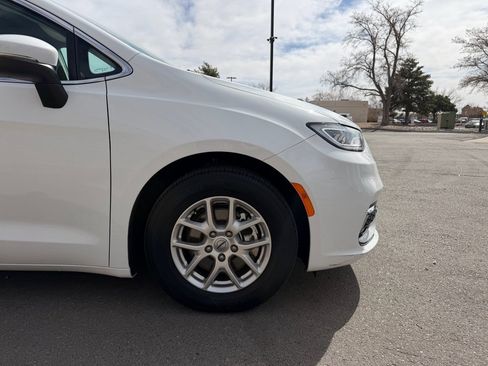 Used 2023 Chrysler Pacifica Touring-L image 4